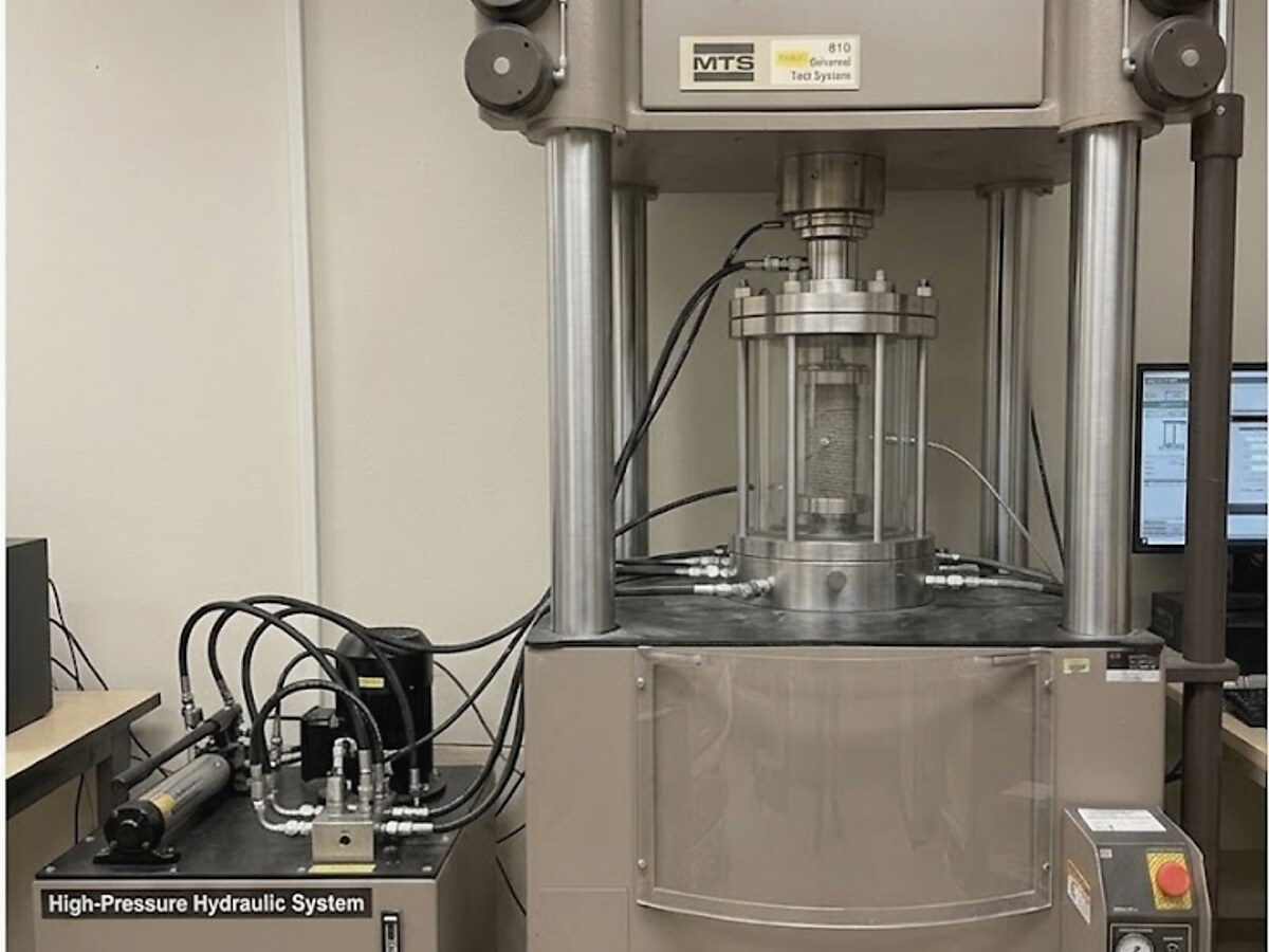 Triaxial rock testing equipment