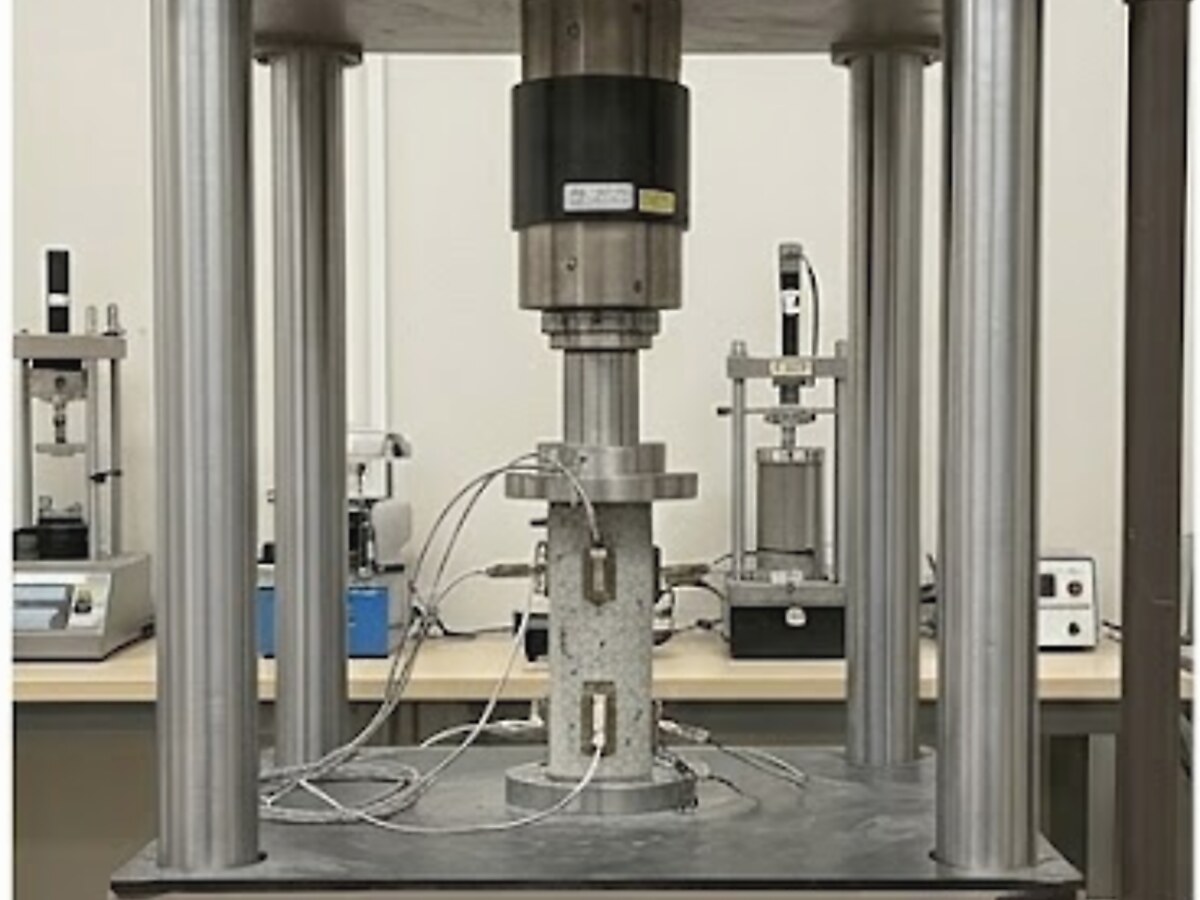 Uniaxial compressive strength testing equipment